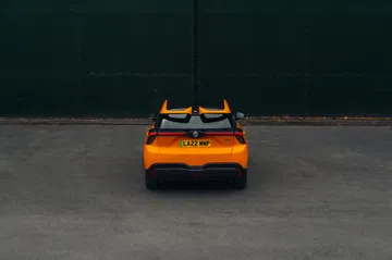 Vista frontal del vehículo eléctrico destacando su diseño compacto y moderno.