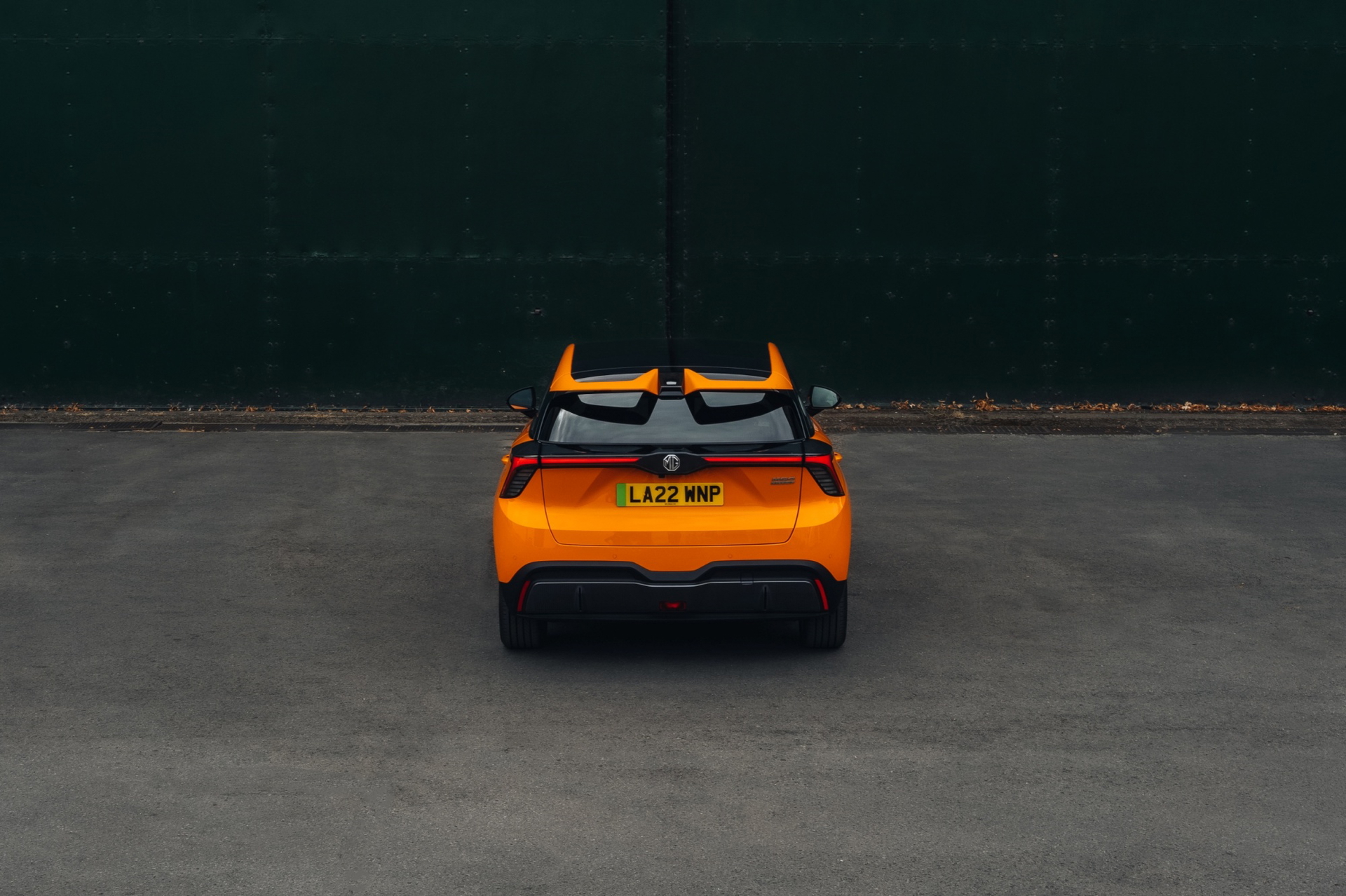 Vista frontal del vehículo eléctrico destacando su diseño compacto y moderno.