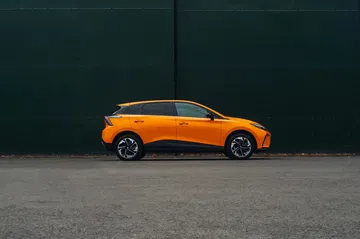 Vista lateral de uno de los vehículos eléctricos más asequibles con autonomía incrementada.