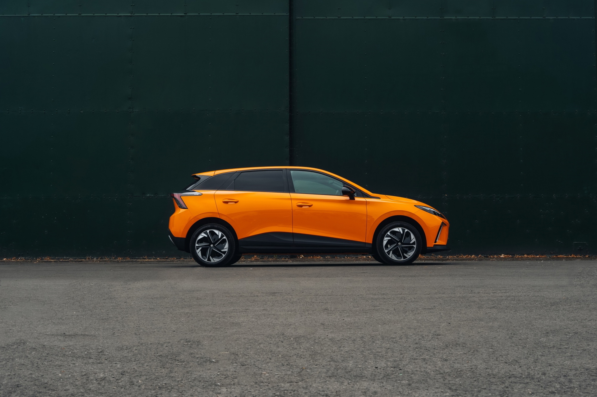 Vista lateral de uno de los vehículos eléctricos más asequibles con autonomía incrementada.