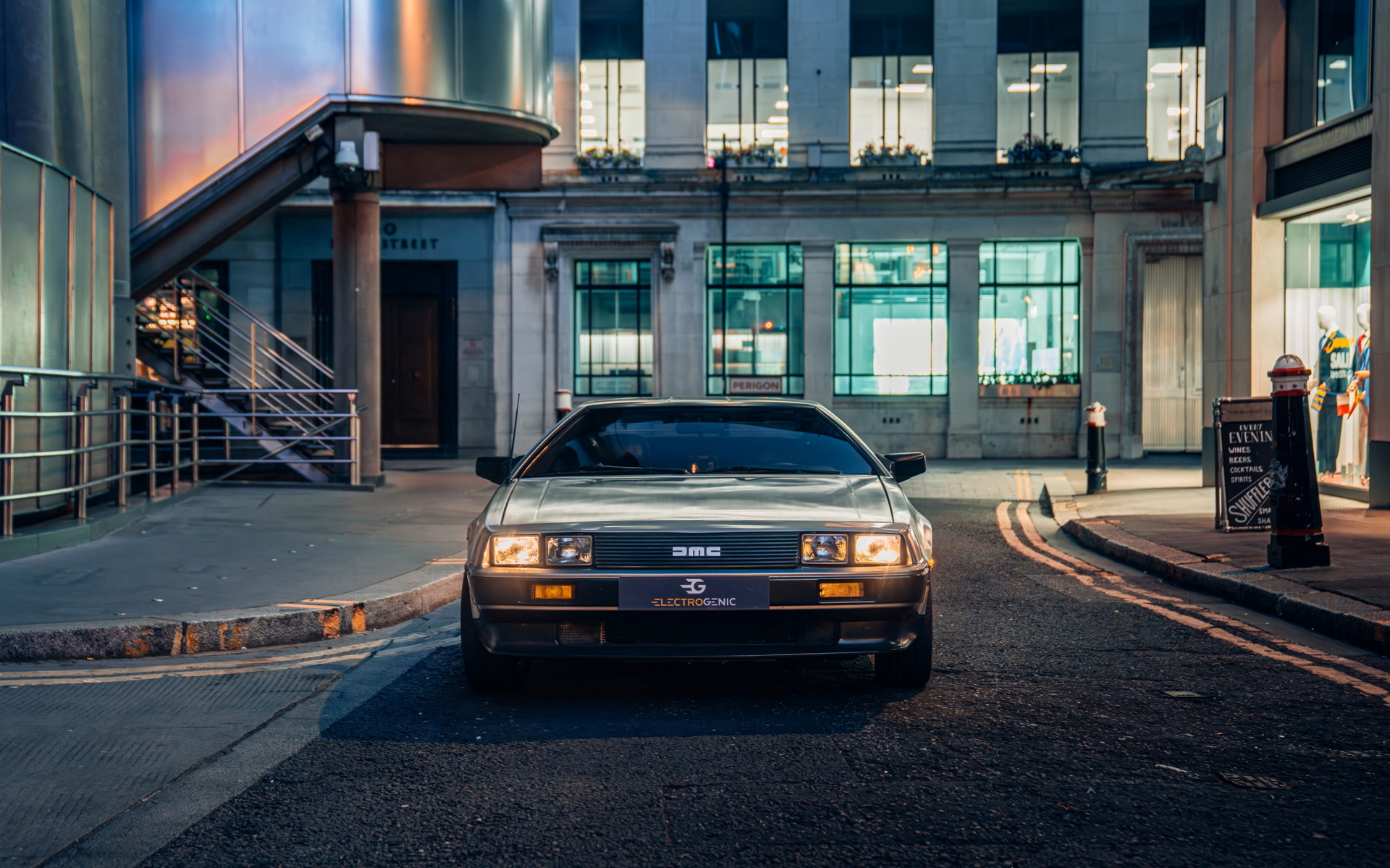 Vista frontal del DeLorean eléctrico, fusión perfecta de clásico y vanguardia.