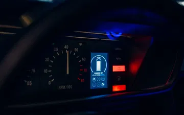 Vistazo al icónico cuadro de mandos del DeLorean, ahora electrificado.
