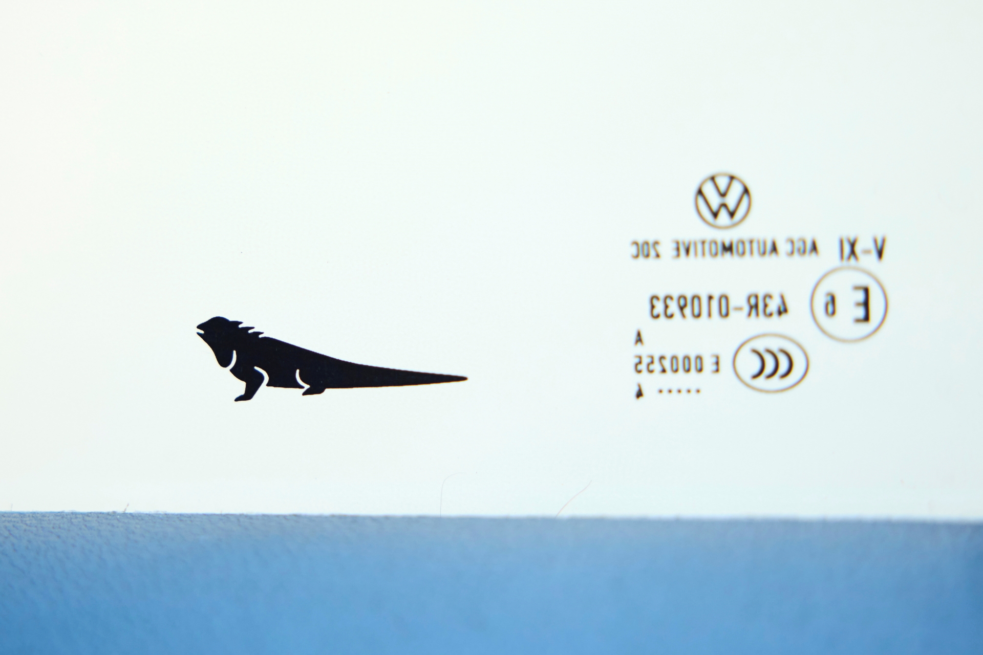 Etiqueta que indica eficiencia de combustible del Volkswagen Tiguan 2024.