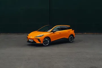 Vista lateral que muestra el diseño dinámico del vehículo eléctrico.