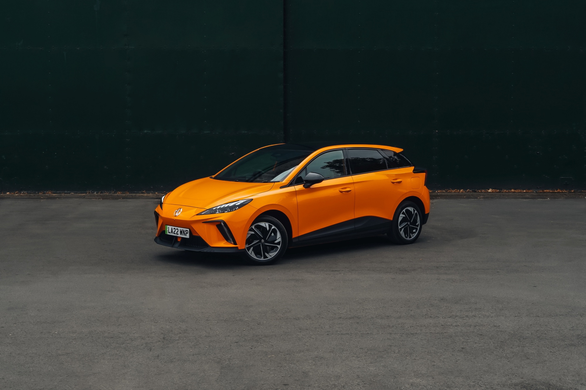 Vista lateral que muestra el diseño dinámico del vehículo eléctrico.