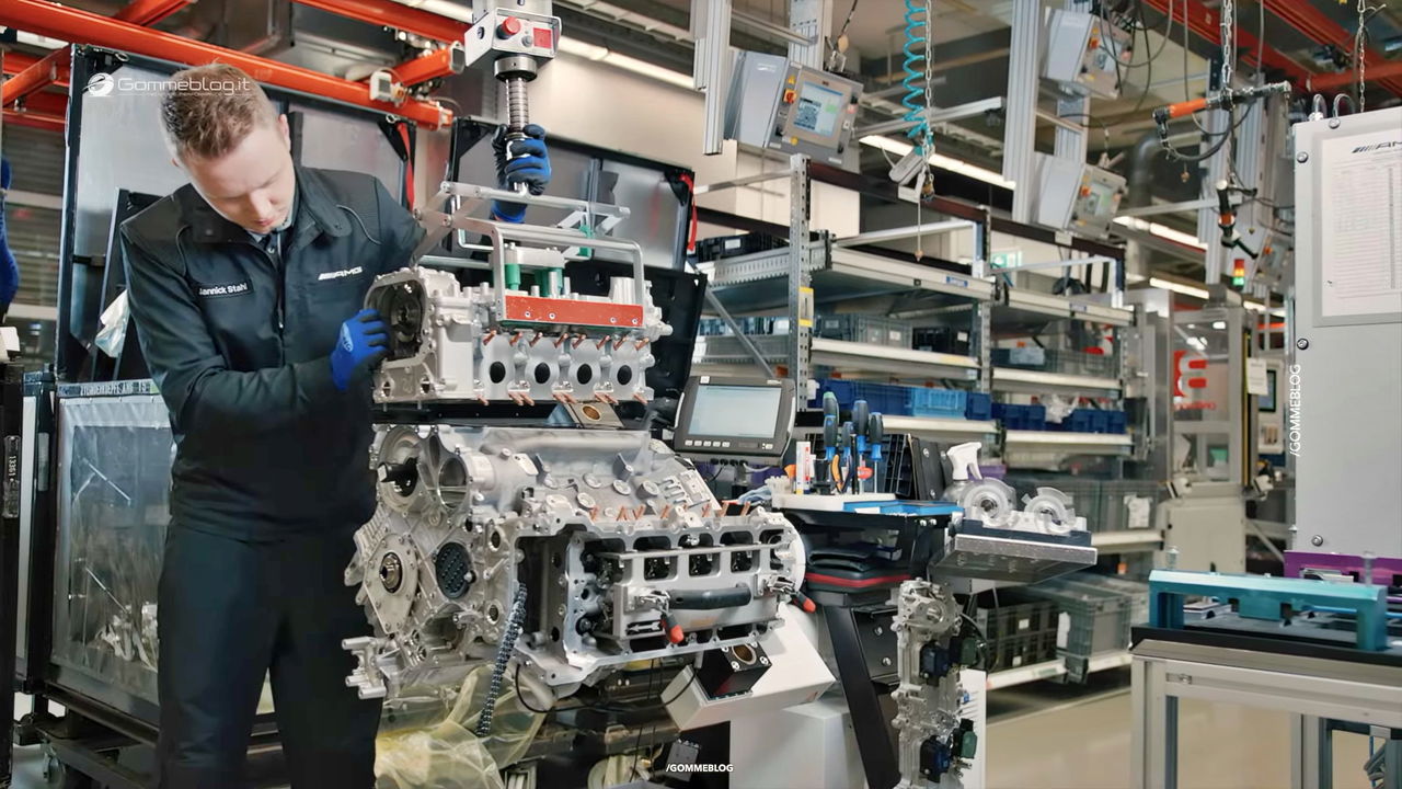 Vistazo al ensamblaje motor V8 AMG en la planta de Mercedes.