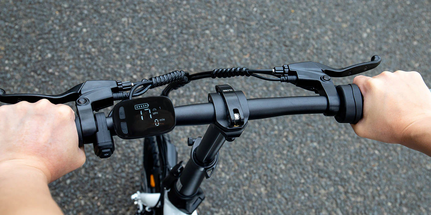 Vista en primera persona de las manetas y parte del manillar de la ebike mini Fiido D3 Pro.