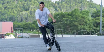 Ebike mini ideal para la movilidad urbana, ágil y económica.