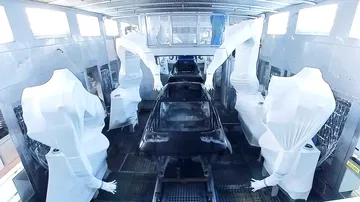 Vista lateral del Ford EV Crossover en la línea de producción.