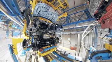 Inicio de producción del crossover eléctrico Ford, vista lateral trasera en ensamblaje.