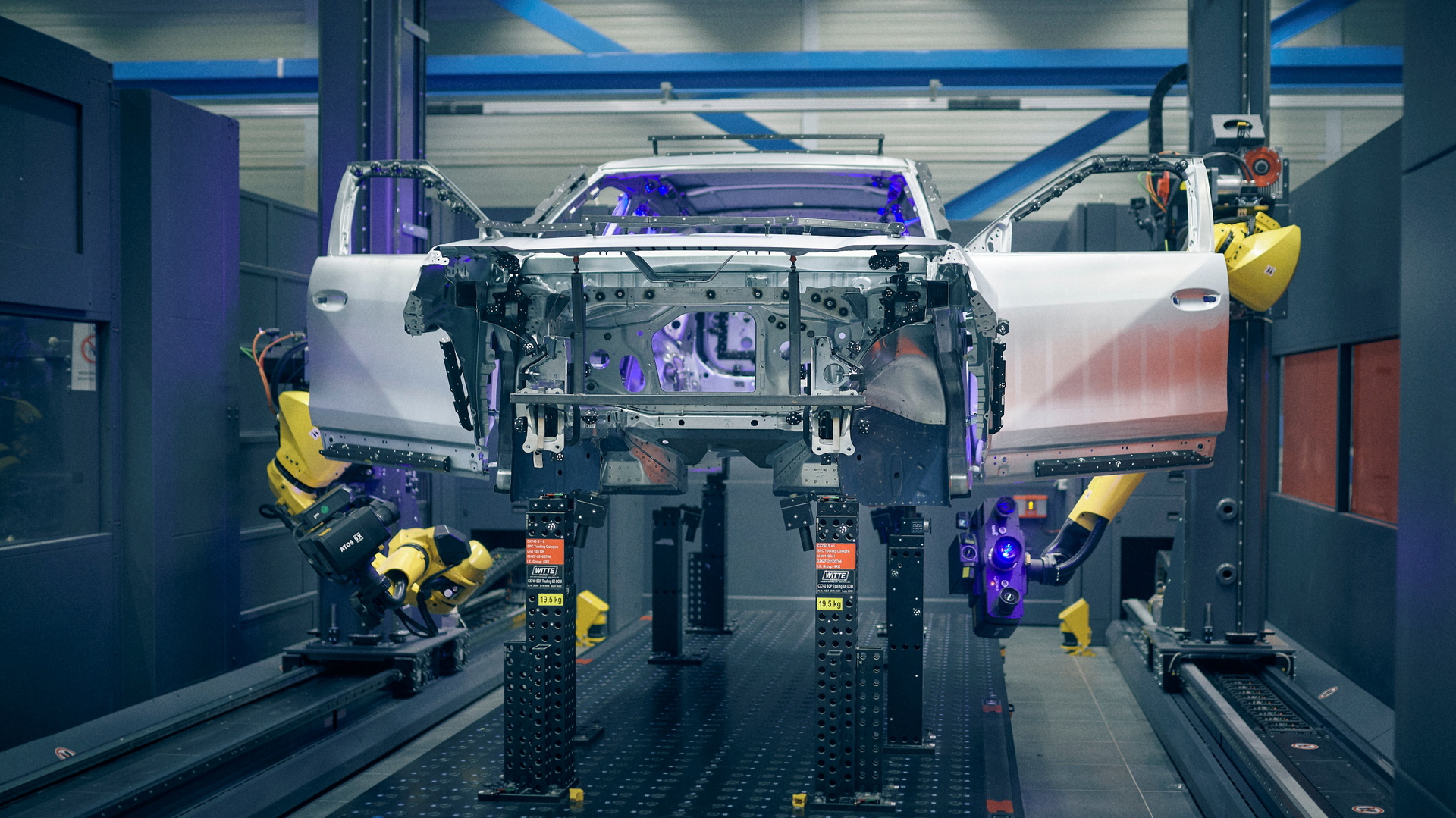 Lado del Ford EV Crossover en la línea de producción, ambiente industrial.