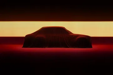 Silueta inconfundible del legendario Ford Escort Mk1, ícono de los rallyes.