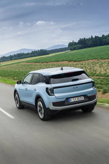 Vista dinámica de un Ford Explorer 2024 en movimiento, mostrando su trasera y perfil lateral. Vista dinámica de un Ford Explorer 2024 en movimiento, mostrando su trasera y perfil lateral.