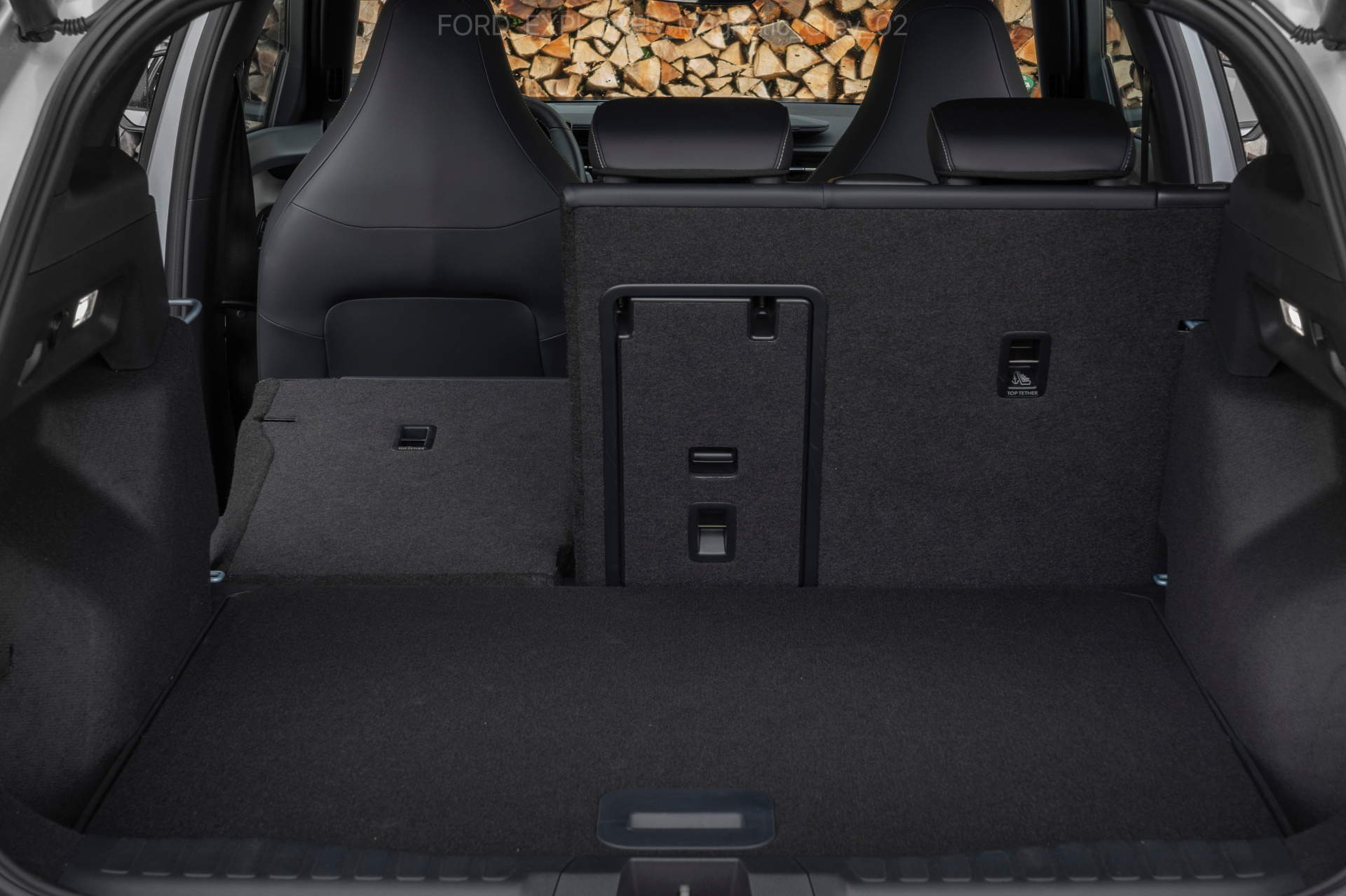 Ford Explorer 2024 muestra un maletero amplio y versátil, ideal para viajes.