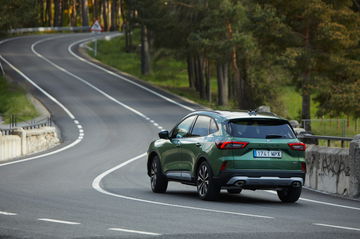 Vista dinámica del Ford Kuga 2024 rodando por carreteras españolas