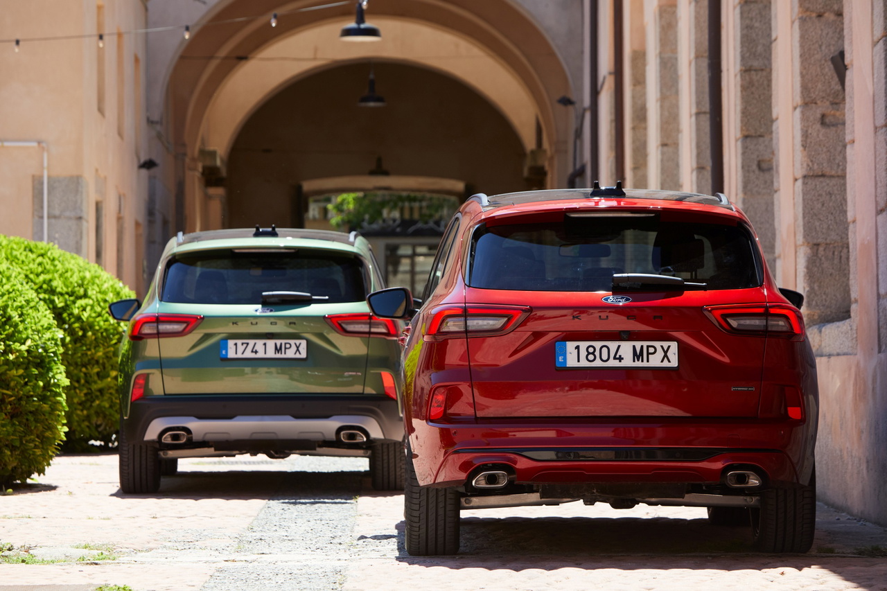 Vista trasera y lateral del Ford Kuga 2024, destacando su diseño y acabados.