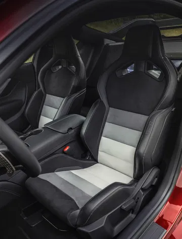 Asientos deportivos con tapizado bicolor del Ford Mustang GTD.