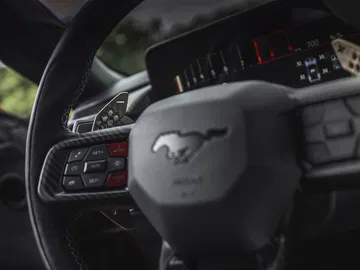 Vista del volante y parcial del tablero del Mustang GTD, destacando su diseño y ergonomía.