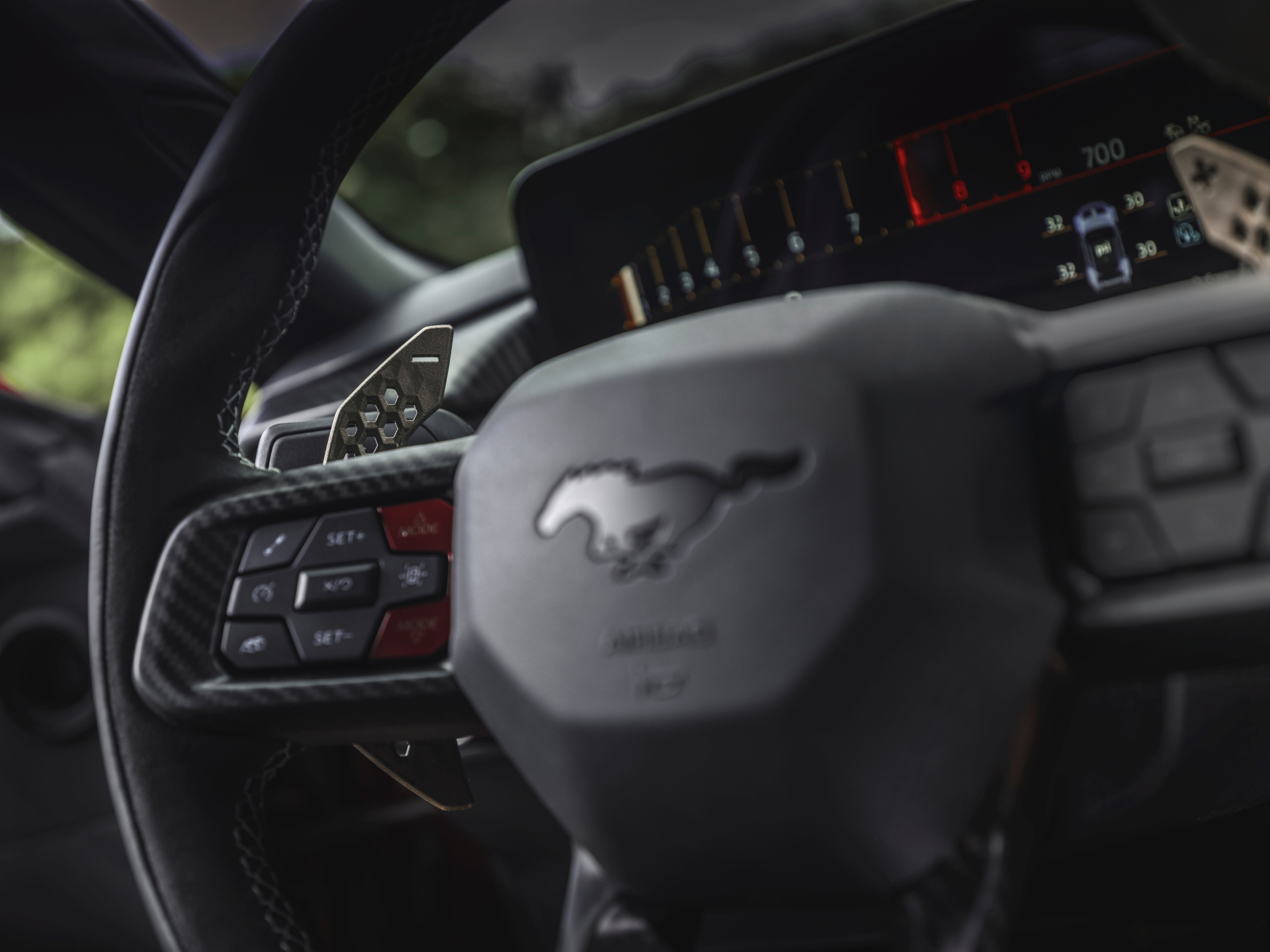 Vista del volante y parcial del tablero del Mustang GTD, destacando su diseño y ergonomía.