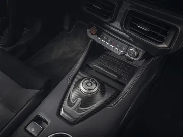 Vista cercana de la palanca de cambios del Mustang GTD con acabados premium.