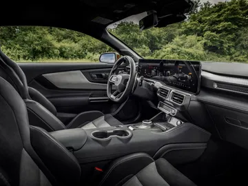 Vista de la cabina del Ford Mustang GTD con enfoque en asientos y diseño de consola