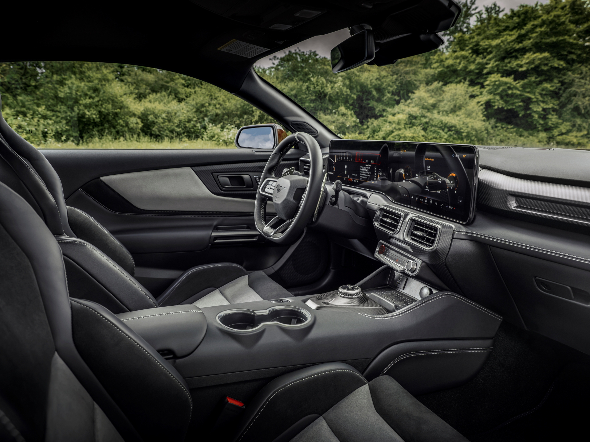 Vista de la cabina del Ford Mustang GTD con enfoque en asientos y diseño de consola