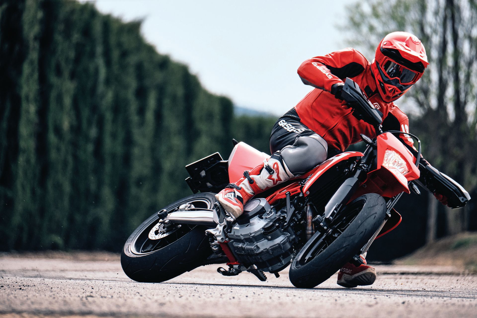La GASGAS SM700 demuestra agilidad y estilo supermoto en acción.