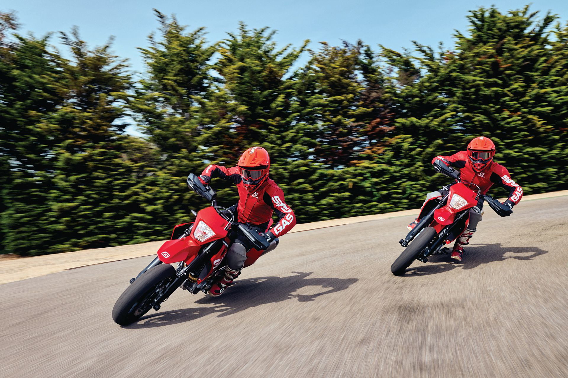 GASGAS SM700 en acción, mostrando su agilidad y diseño supermoto.