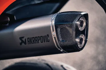 Escape deportivo Akrapovic con detalle de logo.