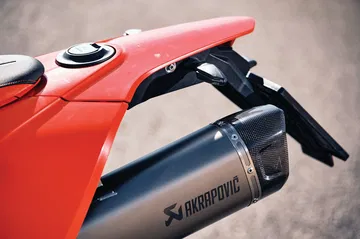 Vista cercana del escape y la carrocería de la GASGAS SM700.