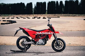 La GASGAS SM700 muestra sus líneas agresivas y su diseño deportivo en esta toma lateral