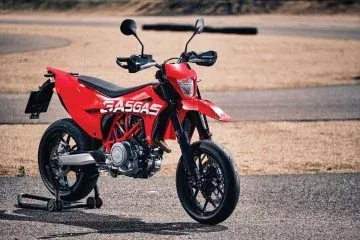 Vista lateral GASGAS SM700 destaca ligereza y potencia en diseño supermoto. Vista lateral GASGAS SM700 destaca ligereza y potencia en diseño supermoto.