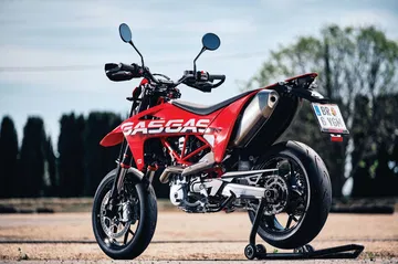 Vista lateral GASGAS SM700 destilando actitud supermoto con su estética agresiva y compacta.