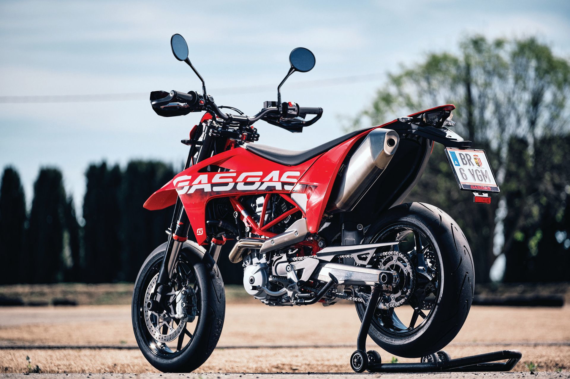 Vista lateral GASGAS SM700 destilando actitud supermoto con su estética agresiva y compacta.