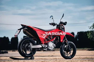 GASGAS SM700, la supermoto española que combina potencia y ligereza con su diseño agresivo.