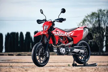 La GASGAS SM700 exhibe su línea lateral en rojo vibrante, diseño supermoto español.