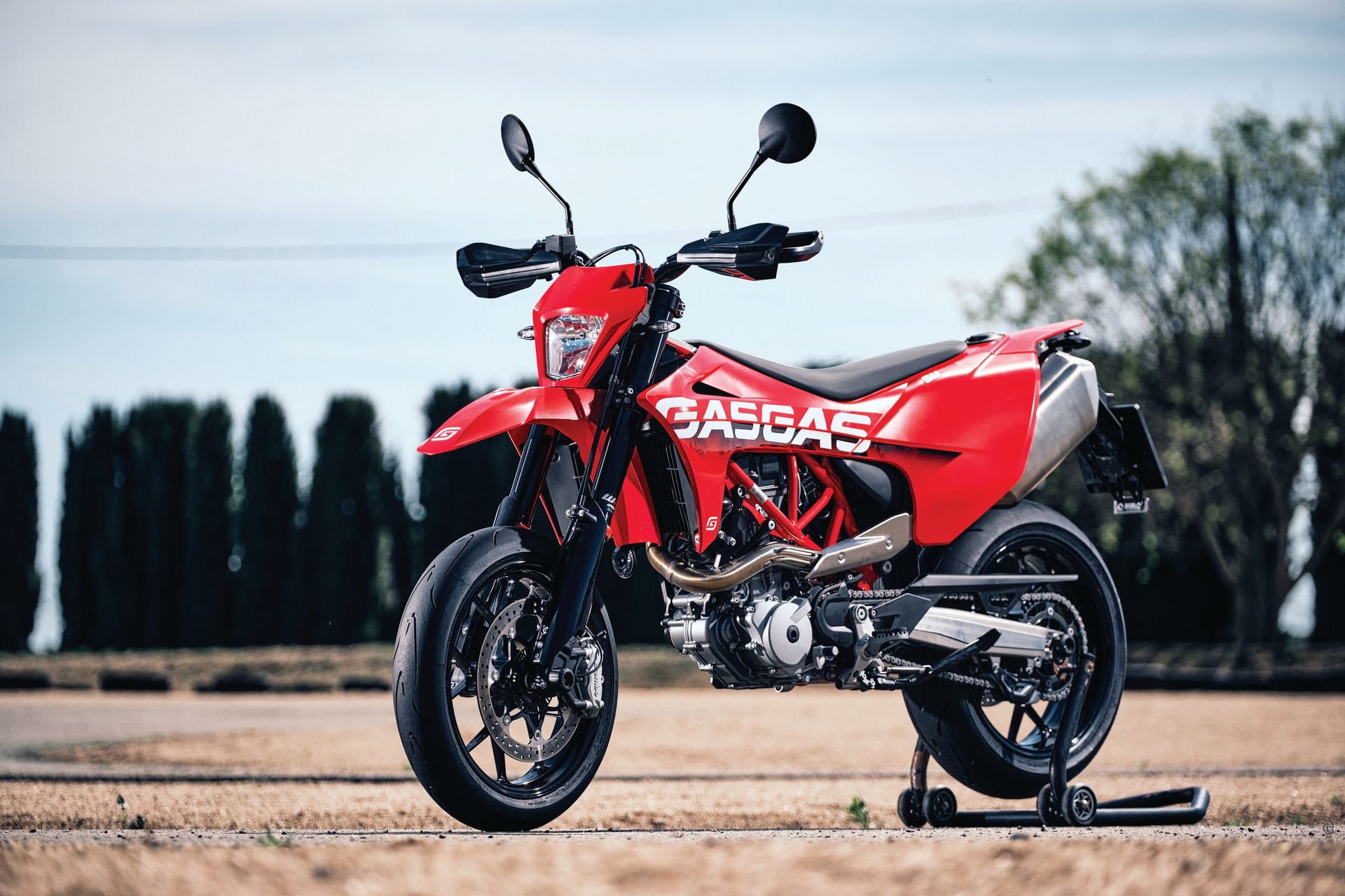 La GASGAS SM700 exhibe su línea lateral en rojo vibrante, diseño supermoto español.