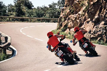 La GASGAS SM700 en acción, mostrando su agilidad y diseño macarra.