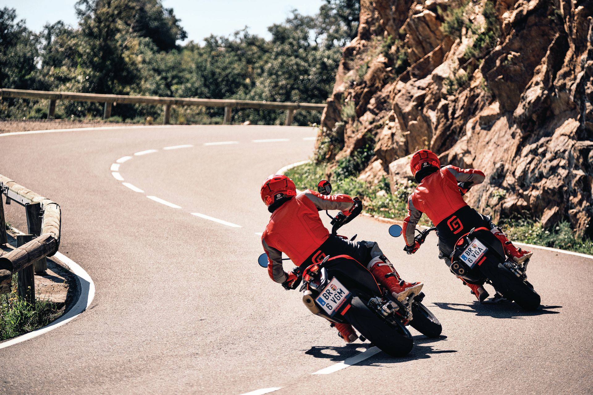 La GASGAS SM700 en acción, mostrando su agilidad y diseño macarra.