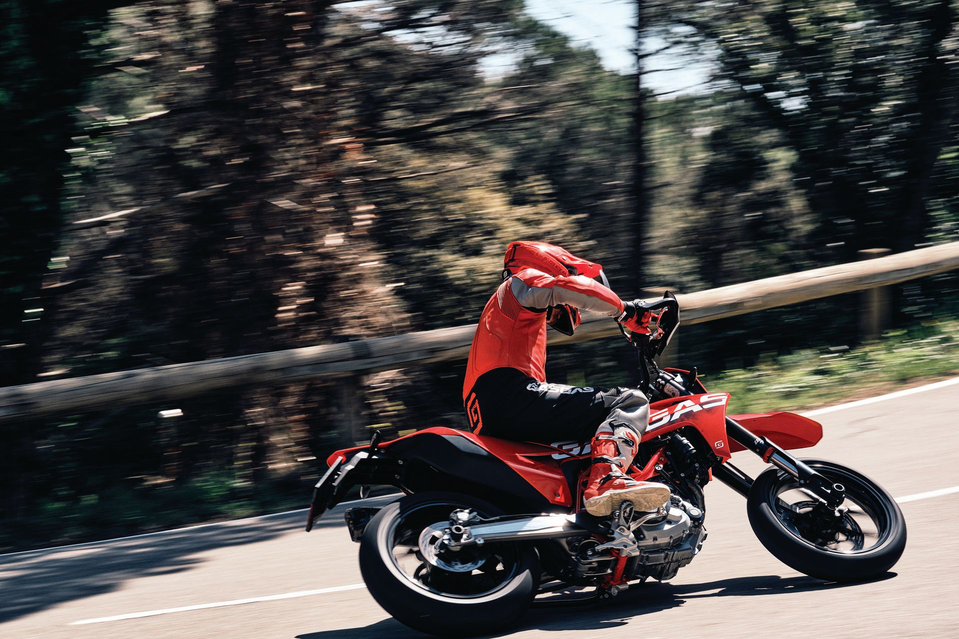 Supermoto GASGAS SM700 en acción, combinando potencia y ligereza.