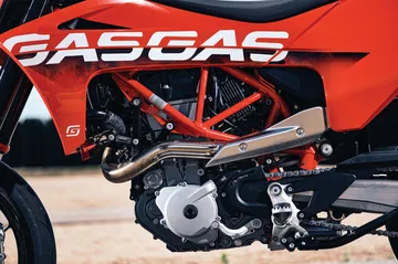 Vista del motor y chasis de la GASGAS SM700.