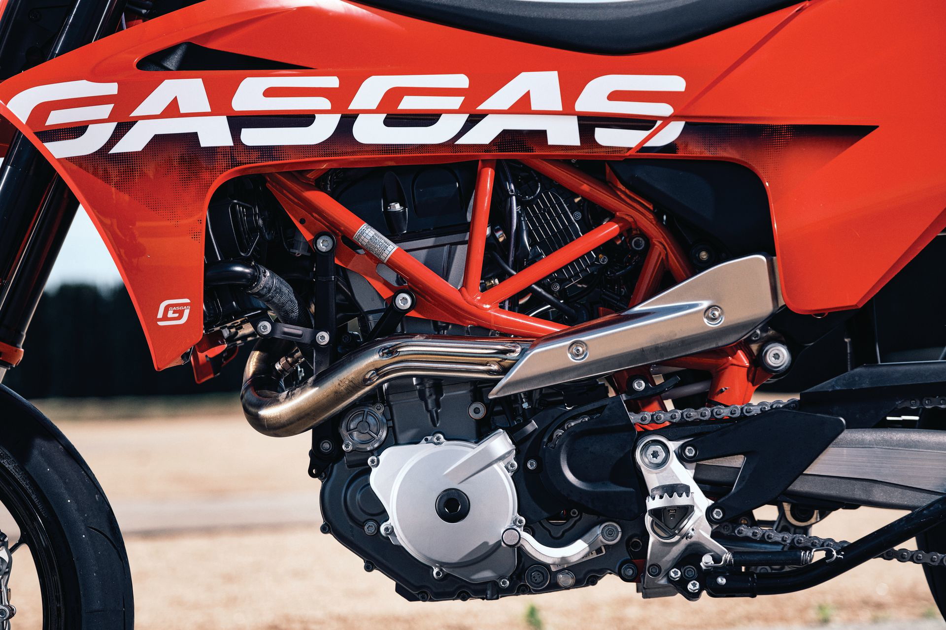 Vista del motor y chasis de la GASGAS SM700.