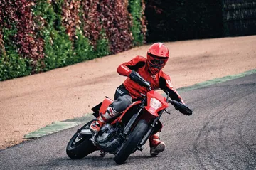 La GASGAS SM700 en acción, mostrando su agilidad y diseño supermoto.