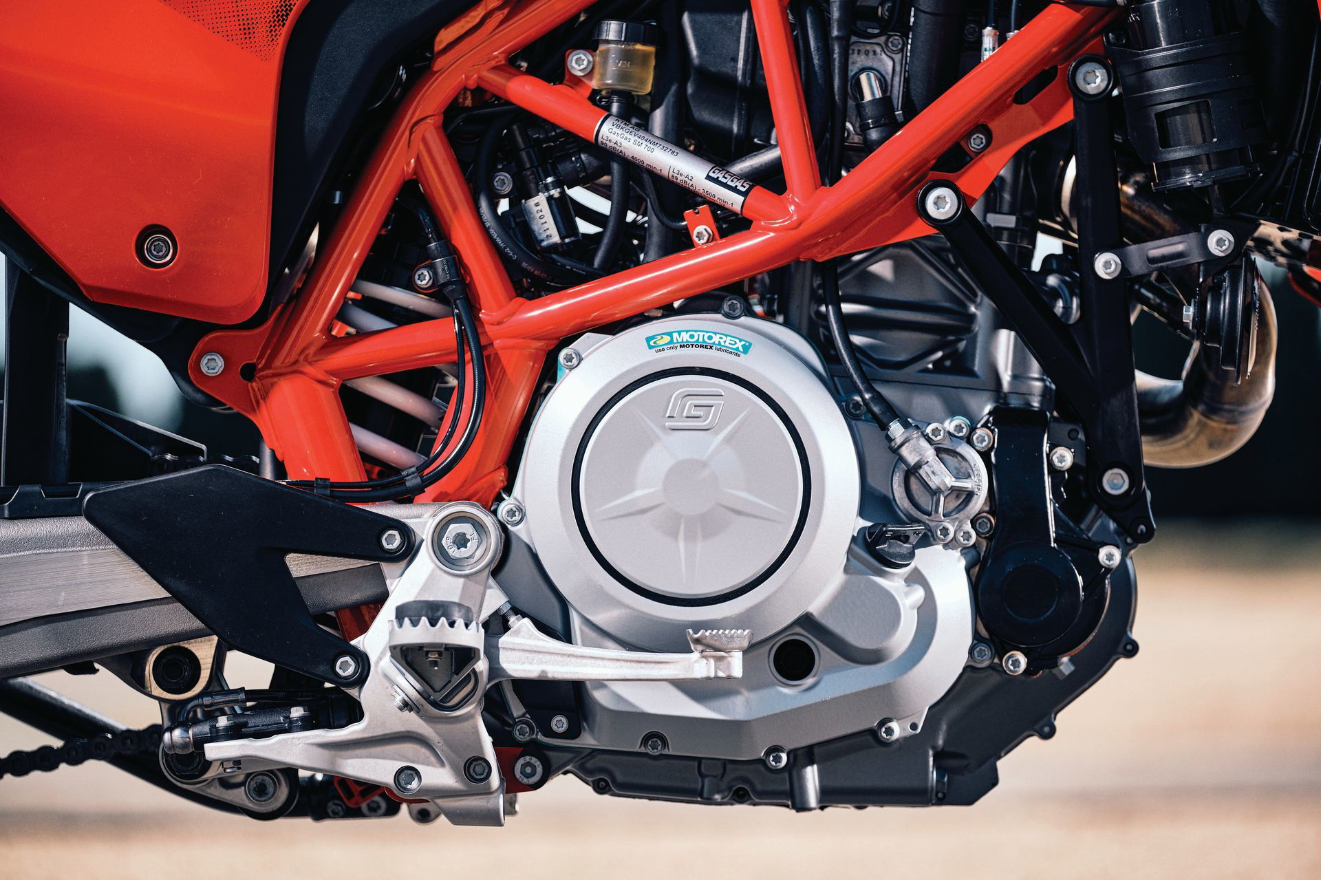 Corazón de la GASGAS SM700, un monocilíndrico que promete emociones fuertes.