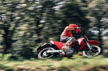 Una GasGas SM700 en acción, exhibiendo su estética deportiva y agresiva.