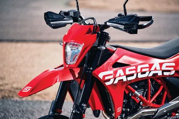 Vista lateral GASGAS SM700 resaltando su diseño supermoto e impresionante agilidad.