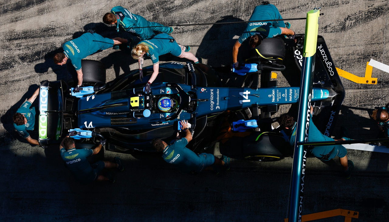 Equipo de F1 en plena acción durante el sprint en Austria.