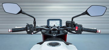 Vista detallada de la instrumentación de la Honda CB 750 Hornet 2024.