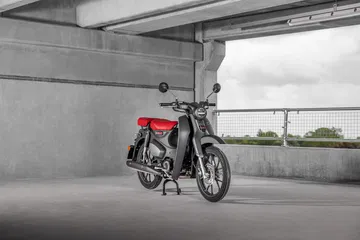 Vista lateral de la Honda Super Cub 125 2024, icónica por su economía y ventas.