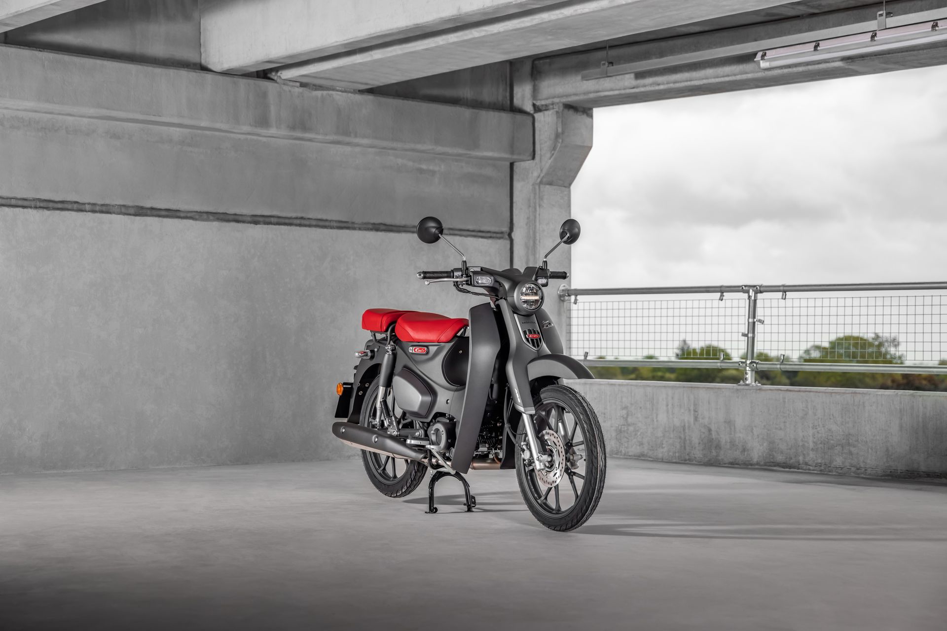 Vista lateral de la Honda Super Cub 125 2024, icónica por su economía y ventas.